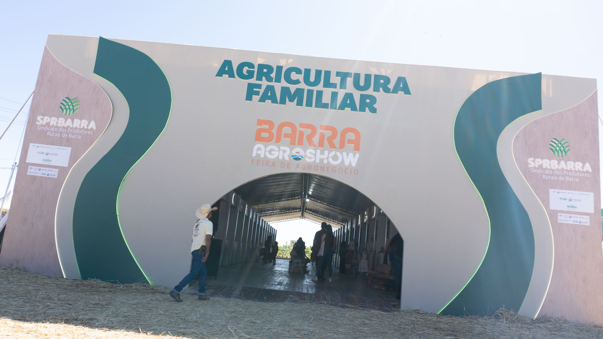 Pórtico de pavilhão de feira em montagem