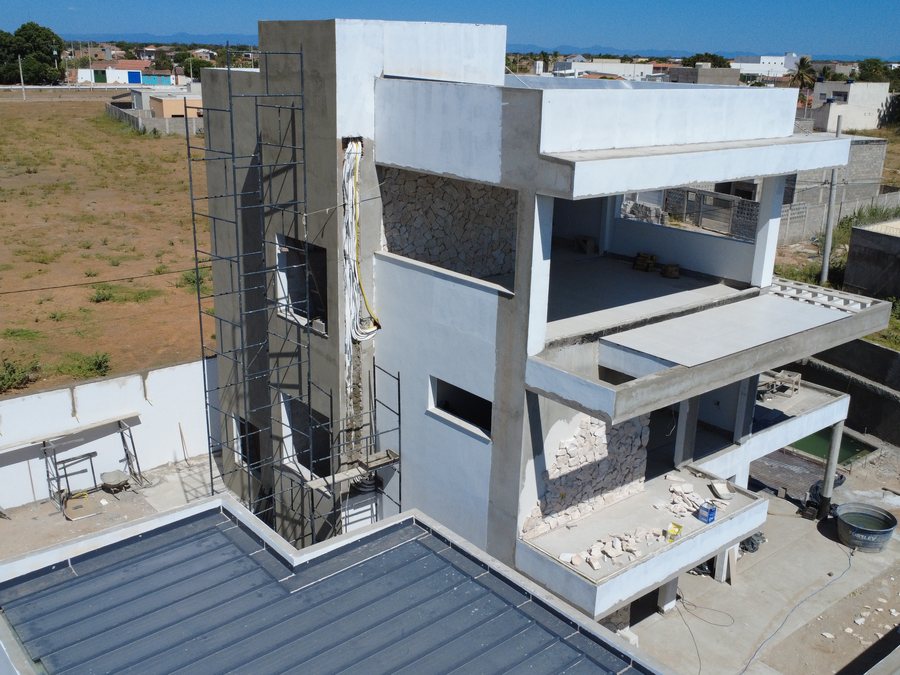 Alvenaria e revestimento em pedra, fachada em acabamento, obra da CS Engenharia