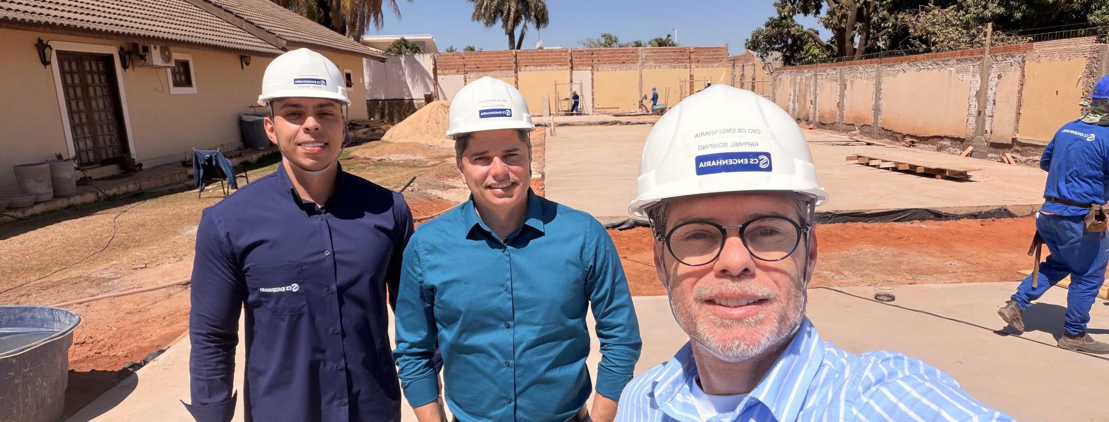 Liderança técnica da CS Engenharia reunida no canteiro de obra